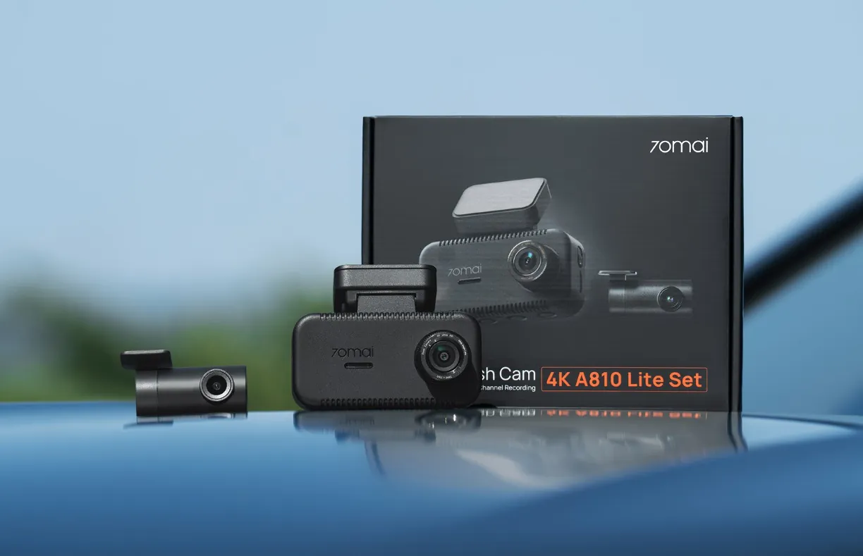 70mai A810 Lite front camera and rear camera with the retail box, the dash cam hardware included with this package.